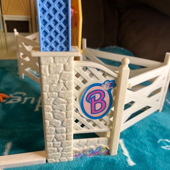 Vintage 1998 Mattel Barbie Riding Stable Horse Corral Play Set - Picture 4 of 15